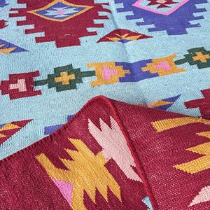 Tapis à tissage plat géométrique personnalisé fait à la main par des artisans indiens qualifiés bleu et rouge tapis et ensembles en coton teints en légumes - Product Image 5