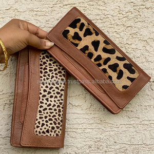 Pochette en cuir de vache véritable, sacoche pour femme, disponible en marron foncé, en fourrure de vache - Product Image 2