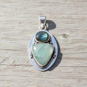 Pendentif artisanal en pierres précieuses Labradorite et Amazonite en argent sterling plaqué bijoux ovales Boho pour femme - Product Image 1