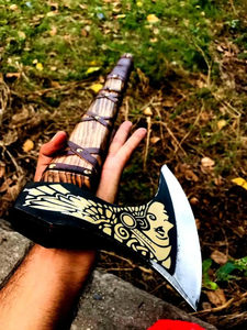 Hache viking artisanale avec manche en bois de frêne gravé et fourreau en cuir avec gravure sur la tête - Product Image 4