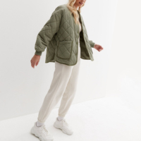 Jaket Safari Kerah Bulat Berlapis Khaki Desain OEM Baru, Pakaian Luar Ruangan, Mengkilap, Bernapas, Tahan Air, Bordir Logo Kustom
