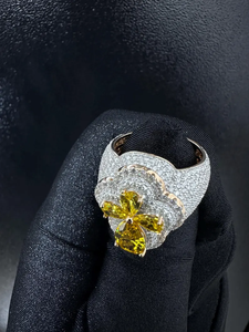 แหวนดีไซน์ดอกไม้ประดับเพชรโมอิสซาไนต์สีเหลืองหรูหรา ทำจากเงินแท้ 925 แหวนโดดเด่นระยิบระยับสำหรับผู้หญิง - Product Image 2