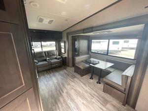 Caravane de camping d'occasion 2021 G-r-a-n-d D-e-s-i-g-n R-e-f-l-e-c-t-i-o-n 150 Series 240RL - Product Image 5