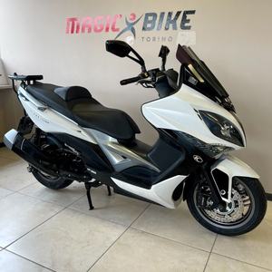 Scooter à deux roues intelligent KYMCO XCITING 400i ABS avec moteur sans balais et connectivité via application - Product Image 1