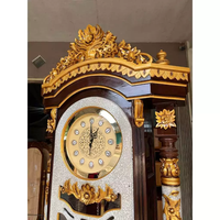 Horloge à pendule de luxe en verre carré avec porte en marbre, gravures dorées, style moderne du milieu du siècle, écologique, affichage numérique