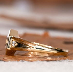 Anillo Solitario con Diamante de Laboratorio de 1.00ct con Corte Hexagonal Escalonado y Engaste de Bisel, con Piedras Laterales, en Oro Amarillo, para Boda o Fiesta - Product Image 3