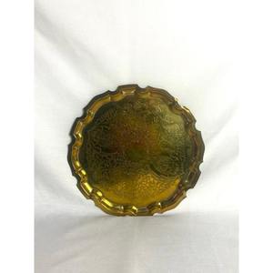 Plateau de service en laiton contemporain conçu pour les foyers modernes et les présentations de table élégantes avec un design doré poli et lisse - Product Image 6