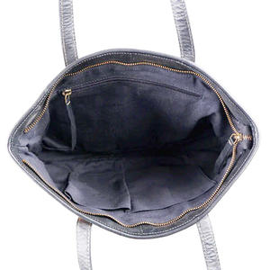 Este bolso de mano de piel de vaca es un elegante bolso de mujer que es una gran opción para un look moderno - Product Image 3