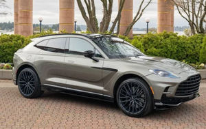 SD7VUJDW9TTV14043 รถยนต์อุตสาหกรรม OEM ระดับหรู SUV ขับเคลื่อนสี่ล้อ AWD เครื่องยนต์ 4.0 ลิตร ทวินเทอร์โบ V8 697 แรงม้า แรงบิด 900 นิวตันเมตร ความเร็วสูงสุด 310 กม./ชม. ไมล์น้อย รับประกัน 3 ปี - Product Image 4