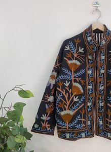 Chaqueta Corta de Mujer con Bordado Suzani Negro Hecho a Mano, Diseño Elegante para Invierno 2025, con Tela Lavada - Product Image 5