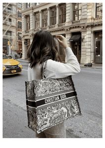 Sac fourre-tout en jacquard monochrome noir et crème avec motif tissé paysager et bande logo en toile jacquard - Product Image 3