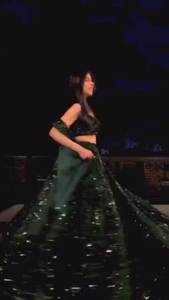 Botella de alta exigencia Lehenga Choli de terciopelo verde con trabajo de lentejuelas pesado para ocasiones de bodas y fiestas - Product Image 2