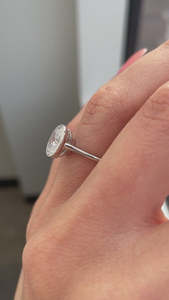 Bague de fiançailles en diamant de laboratoire de luxe de forme ovale personnalisée avec sertissage de lunette en or massif 14 carats 18 ct pour elle au taux de vrac - Product Image 2