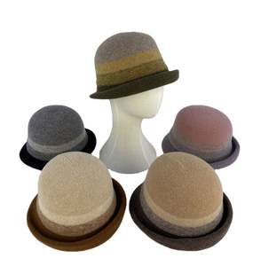 Chapeaux Bob en Laine Tricotés Personnalisés pour Femmes – Modèles Peintre Tendance et Colorés - Product Image 1