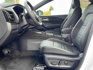 SUV Híbrido Compacto Usado de 2025 |   Transmisión Automática, Sistema de Propulsión con Asistencia Eléctrica, Interior Premium, Funciones Avanzadas de Conducción - Product Image 2