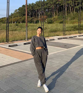 2025 usine Oem Service femmes à capuche haut court sweat haute qualité haut court survêtements - Product Image 4