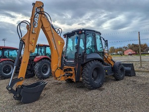 Retroexcavadora Case 575N |   Caja de Cambios de Alto Rendimiento para Motor de 55kw |   Capacidad de Carga Nominal de 7 Toneladas |   Equipo de Construcción Duradero |   2023 - Product Image 2