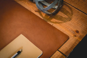 แผ่นรองโต๊ะหนังแท้ คุณภาพพรีเมียม ป้องกันรอยขีดข่วน ป้องกันกลิ่น ทนทาน หนาแน่น พื้นผิวเรียบเนียน ใช้งานได้ยาวนาน แผ่นรองโต๊ะทำงานสุดหรู - Product Image 5