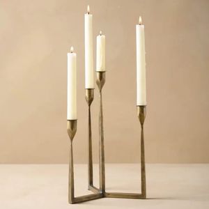 Candélabre en métal pour une décoration de table de mariage élégante, créant une ambiance sophistiquée avec un style de centre de table décoratif intemporel - Product Image 2