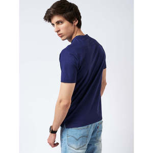Camiseta gráfica con relieve azul para hombre - Product Image 4
