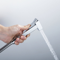 Accessoires modernes de toilette de salle de bains de pulvérisateur de robinet de bidet tenu dans la main en laiton chromé