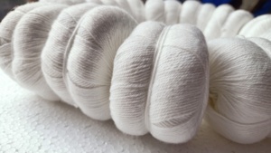 เส้นด้ายมิลค์วีดเส้นใยธรรมชาติสีขาวเหมาะสำหรับการย้อมสีและเหมาะสำหรับร้านขายเส้นด้ายและเส้นใยที่ทำจากผ้าฝ้าย - Product Image 6