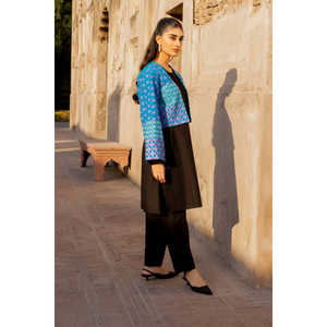 Veste Courte Brodé Bleu Khaddar pour Femme, Coupe Oversize Coréenne, Paillettes et Strass, Personnalisable, Teint Uni, Respirante pour l'Automne - Product Image 3