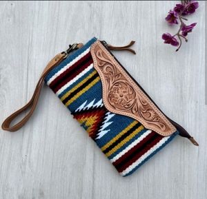 Hecho a medida en diseños surtidos, bolsos de cuero mecanizados a mano, embragues y tallados a mano por maestros artesanos para reventa - Product Image 6