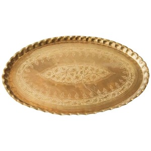 Plateau de service en métal en vente flash, brille sous les lumières de la cuisine, reflétant une promesse silencieuse de force, d'élégance et de transparence des temps anciens. - Product Image 2