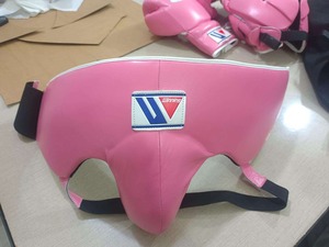 Nouvelle conception, ensemble de boxe professionnel en cuir noir, élégant, pour la boxe de combat, équipement d'entraînement de boxe, de frappe et de kick-boxing - Product Image 5