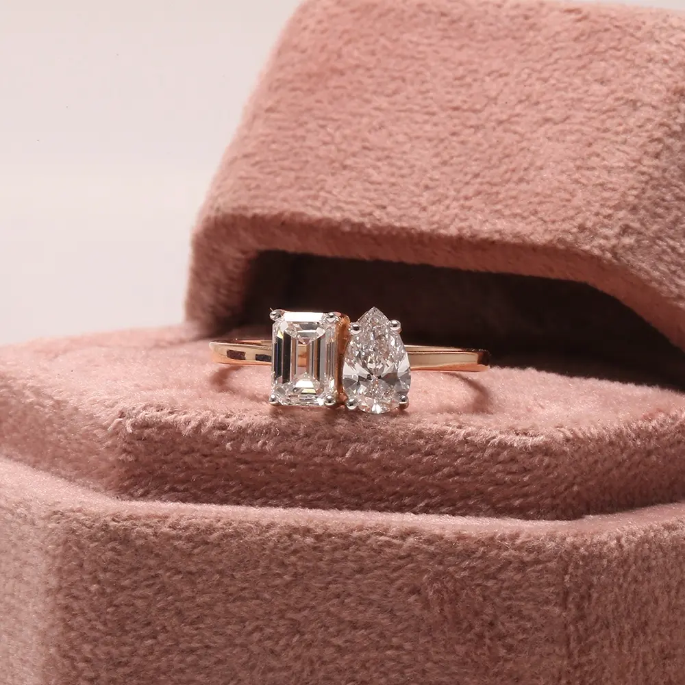 Bague solitaire en or rose 14 ct pour femme en moissanite taille poire et émeraude avec un design unique