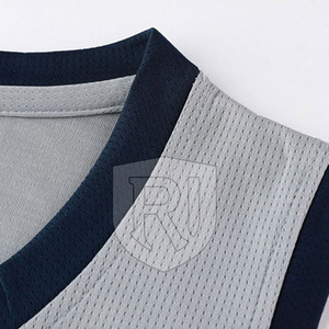 Uniforme de baloncesto para hombre de la mejor calidad, conjunto transpirable de poliéster 100% fabricado en Pakistán - Product Image 3