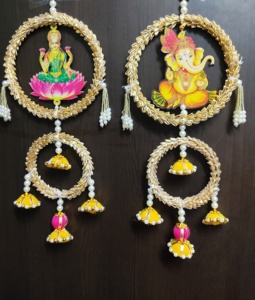 Décoration murale artisanale Lakshmi Ganesha, parfaite pour Ganesh Chaturthi ou la nuit de Diwali, toran festif avec perles et capuchon en gota - Product Image 1