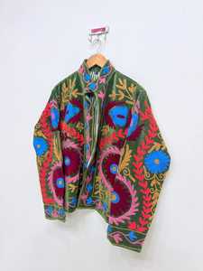 Veste Suzani faite à la main, veste en velours brodée, manteau d'hiver, veste florale pour femmes, veste courte hippie, veste chaude bohème - Product Image 3