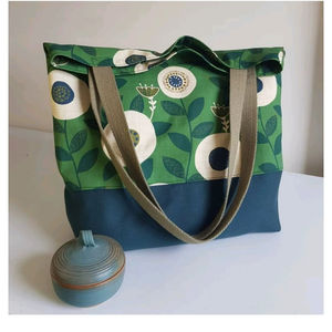 Sac fourre-tout en toile de coton à motifs floraux rétro en vert avec des accents turquoise et bleu marine, conçu pour un port quotidien élégant à l'épaule - Product Image 1