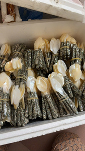 Cuillère unique en nacre avec manche en céramique coloré et durable, cuillères artisanales en coquillage, cuillères en coquille de caviar, couverts en nacre - Product Image 3