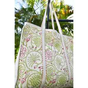 Bolso Tote de Moda Hibisco Rojo con Cierre de Cremallera, Forro de Algodón de Color Sólido, Hecho a Mano en Jaipur, Estampado Tradicional a Bloque - Product Image 3