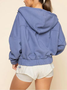 เสื้อครอปแบบมีฮู้ดสำหรับออกกำลังกายของผู้หญิงเสื้อสเวตเตอร์ลำลองมีเชือกผูกคอโลโก้พิมพ์ลายโลโก้ - Product Image 3