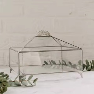 Boîte de rangement élégante en verre avec cadre métallique pour organiser les bijoux, le maquillage et les accessoires - Product Image 1