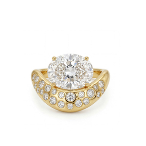Bague en or jaune pour femme avec diamant de laboratoire taille brillant rond, pierre centrale et diamants pavés sur les côtés, bijou de fiançailles de luxe - Product Image 1