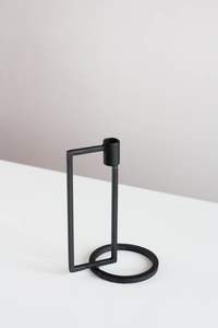 Lleve la luz y la sofisticación a su interior con candelabros de alambre de oro mínimos diseñados para el estilo y la serenidad - Product Image 3