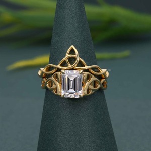 แหวนหมั้นเพชรเพาะเลี้ยง VVS รับรองโดย IGI รุ่นลิมิเต็ดอิดิชั่น ลายเซลติก พร้อมชุดเครื่องประดับทอง 14k ราคาประหยัด - Product Image 1