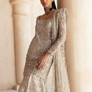 Elegante Vestido de Novia Pakistaní Moderno con Delicado Bordado a Mano, Encaje y Detalles Brillantes de Pedrería, Diseño Largo Hasta el Suelo - Product Image 4