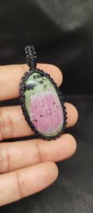 Collar con Colgante de Macramé de Rubí Zoisita, Joyería Boho Hecha a Mano para Mujer, Cordón Ajustable - Product Image 6