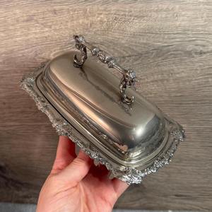 Plat de service rectangulaire élégant en argent avec couvercle pour hôtel, restaurant et mise en place de table sur le thème royal en provenance d'Inde - Product Image 5