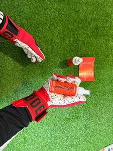 Spray de Agarre para Porteros Profesionales, Mayor Adherencia Extrema, Fijación en Todo Tipo de Clima para Guantes de Fútbol, Potenciador de Agarre Listo para el Partido - Product Image 2