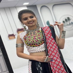 Ensemble Lehenga Choli en pur coton pour femmes, tenue ethnique pour le festival Navratri, travail traditionnel de miroirs, orné à la main, ghagra évasé - Product Image 2