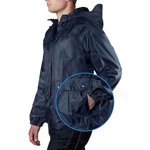 Traje de lluvia transpirable cómodo personalizado con cremallera en el pecho sostenible e impermeable para impresión de logotipo frontal - Product Image 3