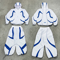 Fabricant de vêtements Streetwear : Survêtement coupe-vent personnalisé avec accent rayé géométrique contrastant, veste en nylon premium et pantalon ample