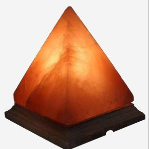 Lampe pyramidale de sel rose de l'Himalaya sculptée à la main avec motif en coeur sur une base en bois lisse pour la décoration de la maison sur le thème des animaux - Product Image 1